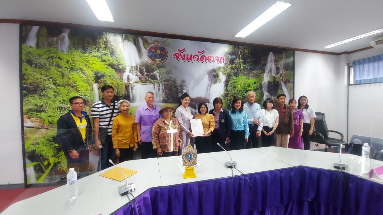 การรายงานความคืบหน้าการดำเนินงานพื้นที่นำร่องปลูกพืชสมุนไพรสู่การแปรรูปเป็นผลิตภัณฑ์สมุนไพร 