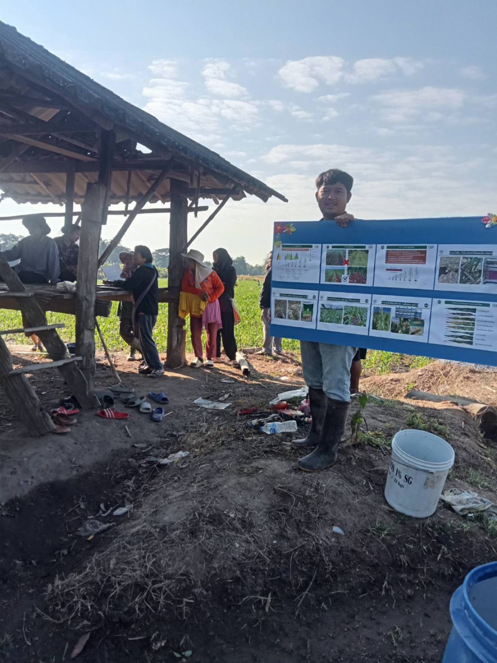 การให้ความรู้เรื่องหนอนเจาะต้นข้าวโพด อำเภอแม่ระมาด จังหวัดตาก